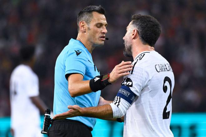 Dani Carvajal hablando con el árbitro en el partido ante el Lille (Fuente: Cordon Press)