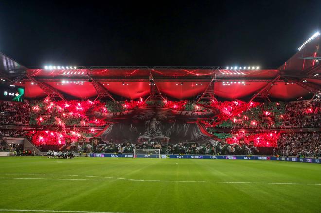 El tifo de los ultras del Legia en el partido ante el Betis (Foto: Cordon Press).