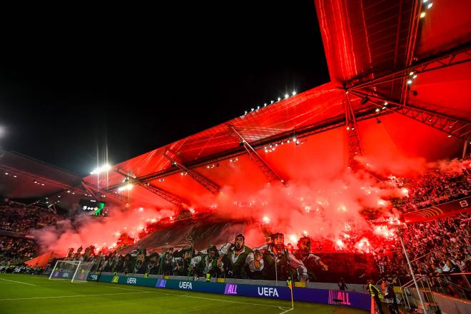 Las bengalas pueblan la grada del estadio del Legia (Foto: Cordon Press).