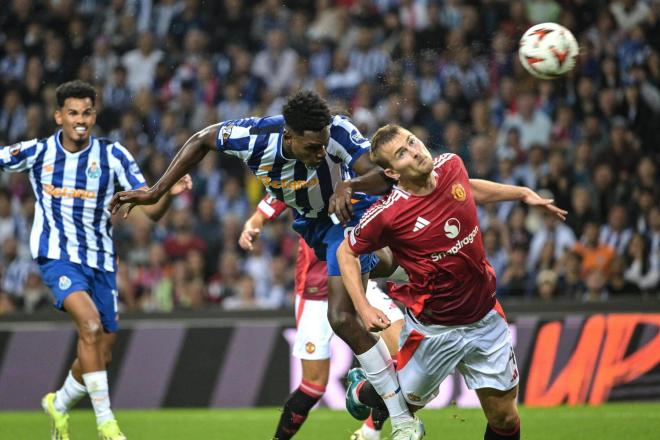 Samu Omorodion marcando un gol al Manchester United (Foto: EFE).