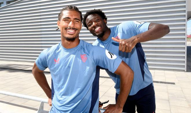 Loïc Badé, con Agoumé, en su entrevista con ElDesmarque (Foto: Kiko Hurtado).