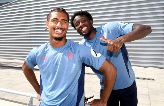 Loïc Badé, con Agoumé, en su entrevista con ElDesmarque (Foto: Kiko Hurtado).