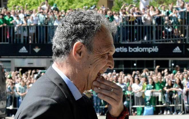 Joaquín Caparrós, en el Benito Villamarín (Foto: Kiko Hurtado).