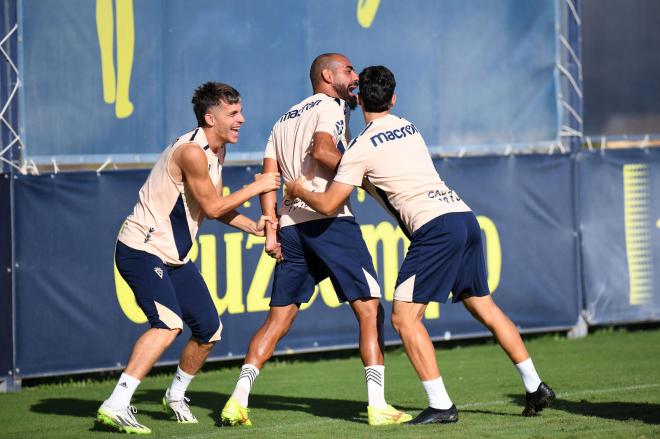 Fali bromea con Alejo en un entrenamiento (Foto: Cádiz CF).