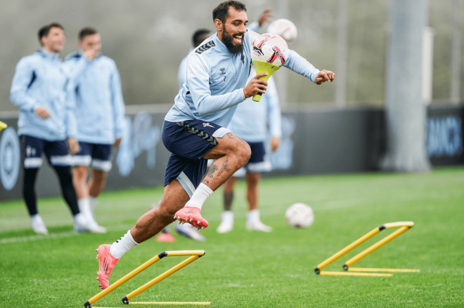 Borja Iglesias haciendo equilibrios con el balón (Foto: RC Celta).