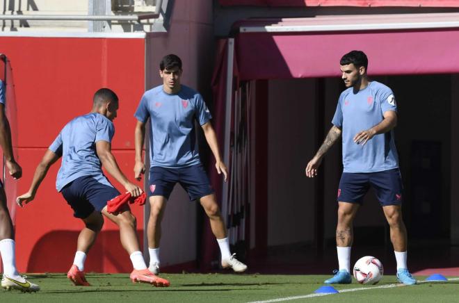 Isaac Romero, con el balón en el rondo de entrenamiento (Foto: Kiko Hurtado).