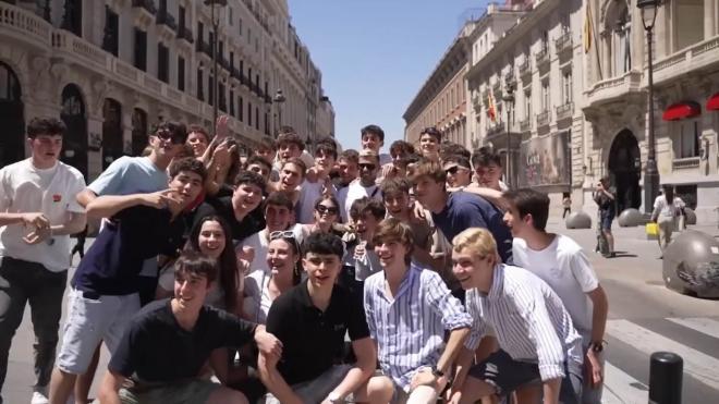 Amadeo Llados, junto a un grupo de chavales (foto: youtube).