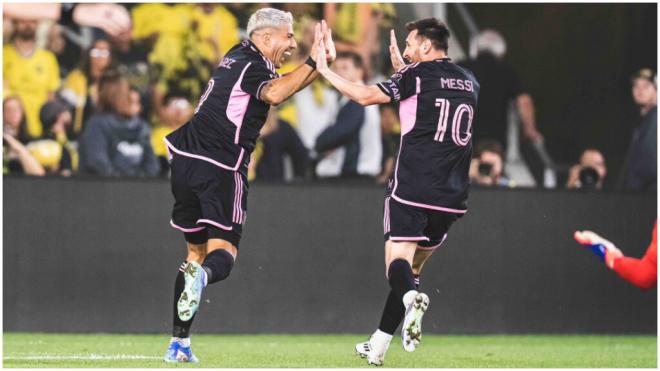 Leo Messi y Luis Suárez celebrando la victoria del Inter de Miami. (Fuente: @InterMiamiCF).