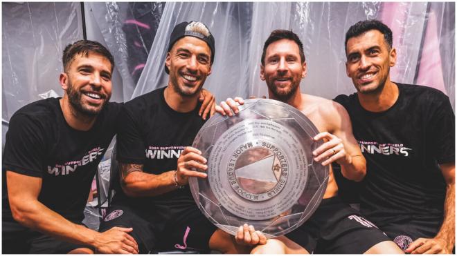 Leo Messi y Luis Suárez celebrando la MLS Supporters’ Shield. (Fuente: @InterMiamiCF)