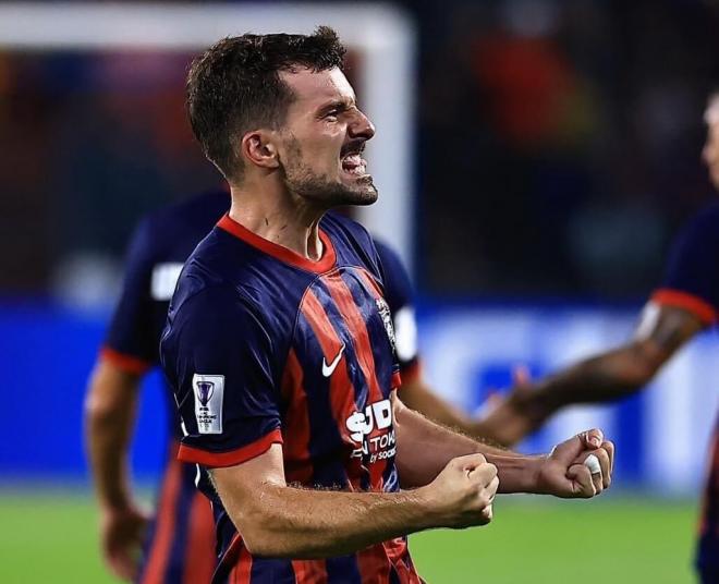 El ex del Sporting Juan Muñiz celebra su golazo de falta (Foto: Johor).