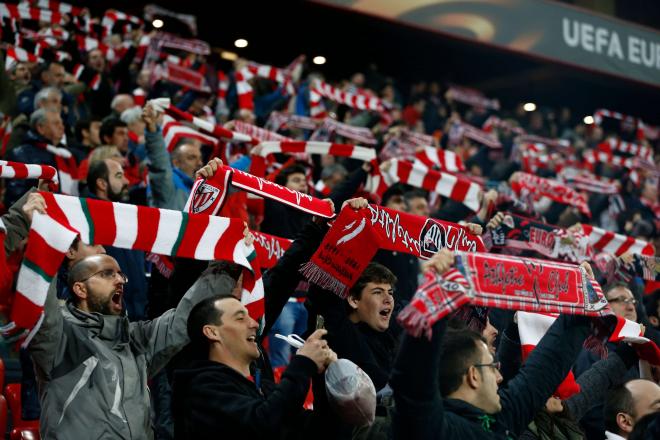 La afición zurigorri ruge en la grada del campo de San Mamés (Foto: Athletic Club).