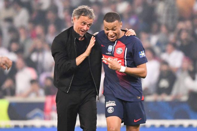 Luis Enrique y Kylian Mbappé sonríen al terminar un partido (Foto: Cordon Press)