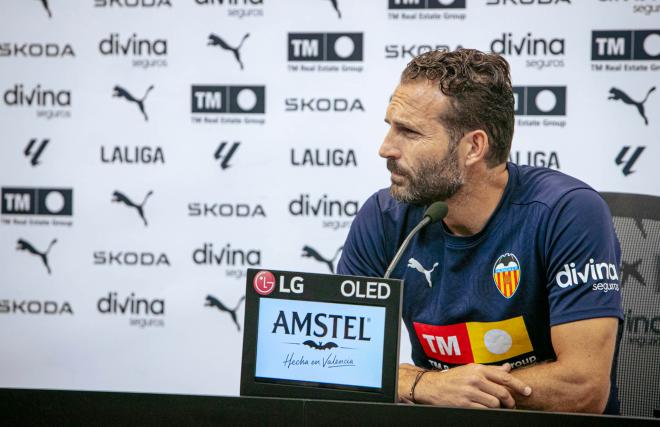 Rubén Baraja, en rueda de prensa (Foto: Valencia CF).