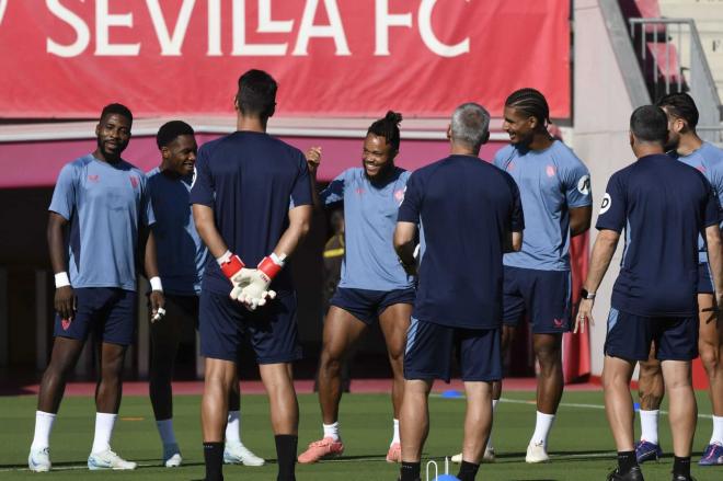 Risas durante la charla previa al entrenamiento (Foto: Kiko Hurtado).