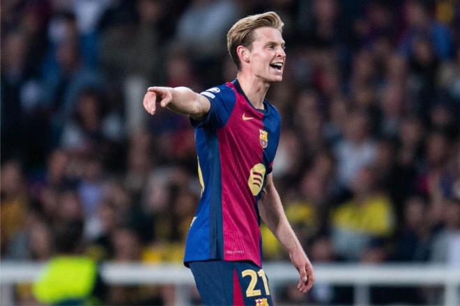 Frenkie de Jong dando instrucciones durante el Barça-Young Boys (Foto: FCB).