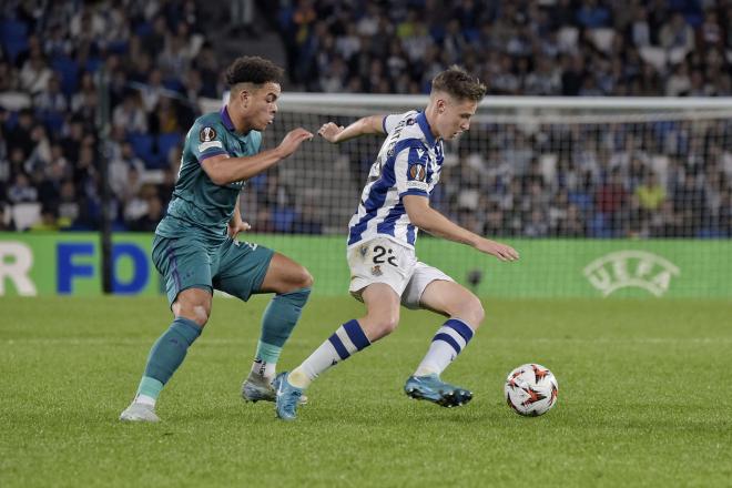 Beñat Turrientes en una acción del partido contra el Anderlecht (Foto: Giovanni Batista).