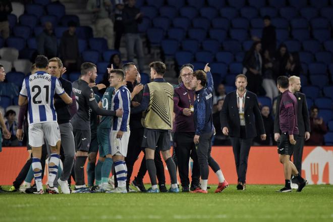 Los jugadores de la Real afean a los del Anderlecht que hayan aplaudido a sus aficionados tras lo ocurrido con los ultras belgas (Foto: Giovanni Batista).