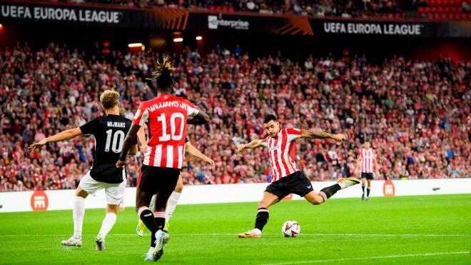 Yuri Berchiche chuta ante el AZ en San Mamés (Foto: Athletic Club).