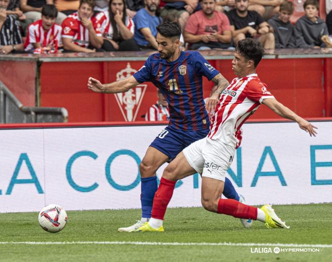 Nacho Méndez presiona a Iván Chapela en el Sporting - Eldense (Foto: LALIGA).