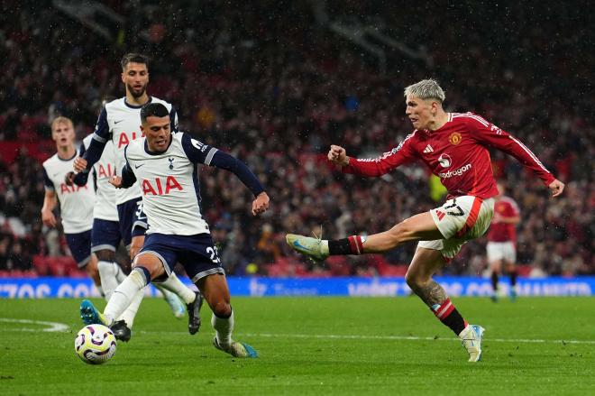 Alejandro Garnacho, ante Pedro Porro en un United-Tottenham (Foto: Cordon Press).