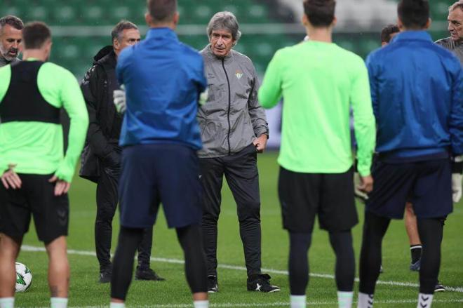 Manuel Pellegrini con su cuerpo técnico y jugadores (foto: EFE).