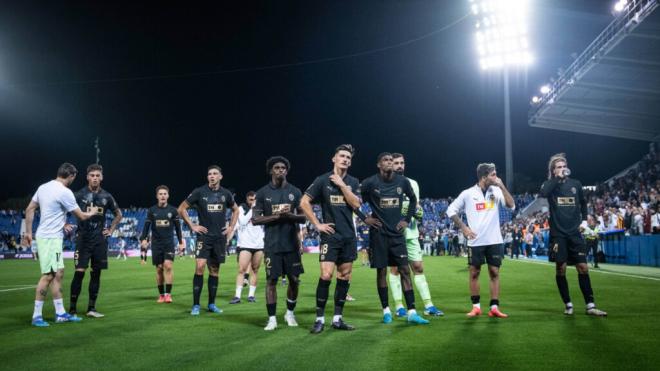 Los jugadores del Valencia delante de la afición en Butarque (Fuente: Cordon Press)