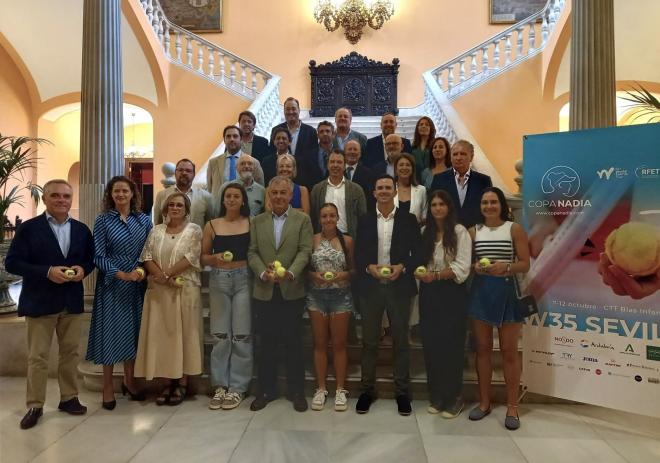 Las autoridades posan durante la presentación del torneo.