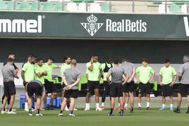 Manuel Pellegrini con sus jugadores (foto: Kiko Hurtado).