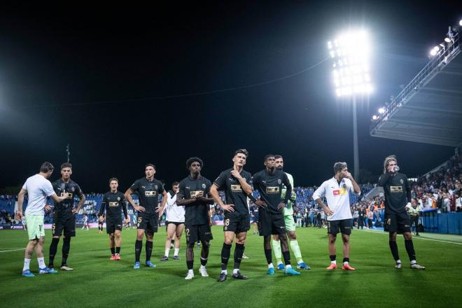 Los jugadores dan la cara ante la bronca de la afición (Foto: Cordon Press).