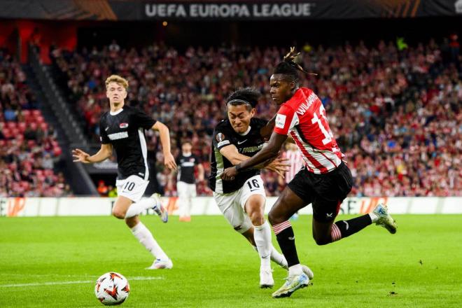 Nico Williams desborda ante el AZ en San Mamés (Foto: Athletic Club).