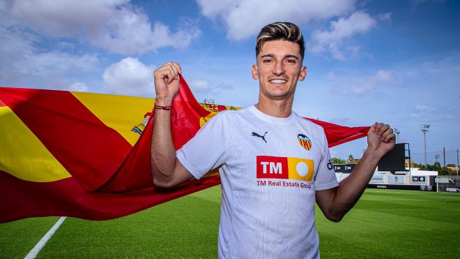 Pepelu, con la bandera de España (Foto: Valencia CF).