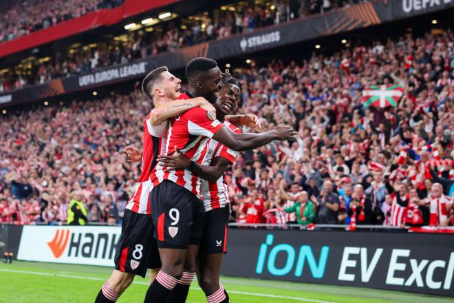 Sancet, Nico e Iñaki Williams celebran uno de los goles al AZ (Foto: EFE).