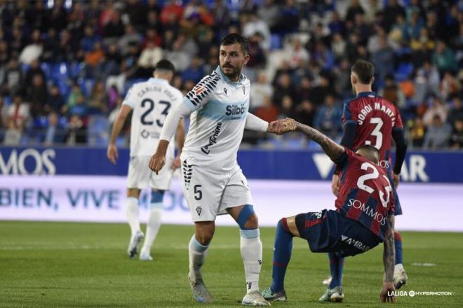Víctor Chust, durante el Huesca - Cádiz (Foto: LaLiga).