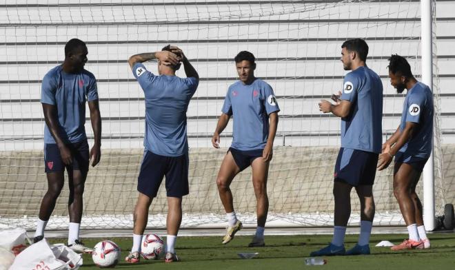 Navas e Isaac, durante los rondos de entrenamiento junto a sus compañeros (Foto: Kiko Hurtado).