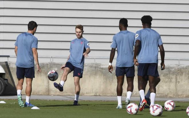 Peque realiza un pase durante el entrenamiento (Foto: Kiko Hurtado).