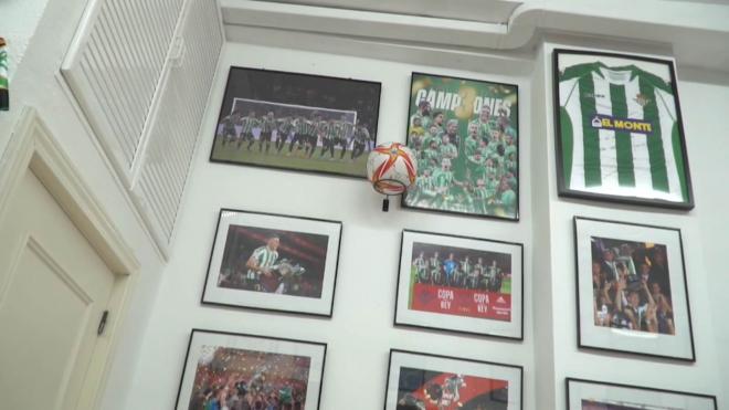 Cuadros y decoración interior de la peña, con recuerdos del Real Betis.