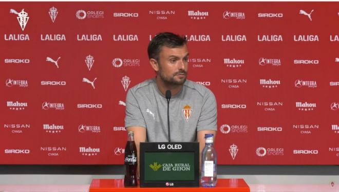 Rubén Albés, en sala de prensa (Foto: Real Sporting).