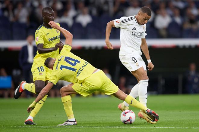 Kylian Mbappé, ante Comesaña en el Real Madrid-Villarreal (Foto: Cordon Press).