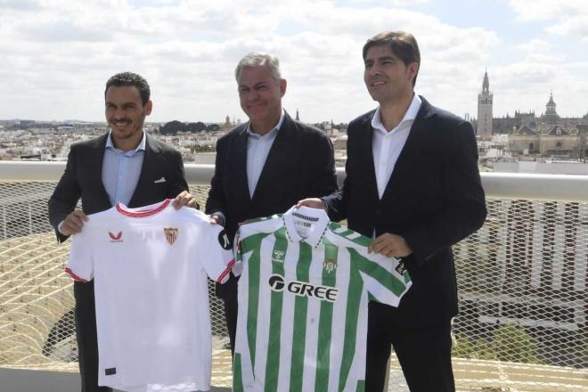 Ángel Haro y Del Nido Carrasco, presidentes de Real Betis y Sevilla, junto a José Luis Sanz (Foto: Kiko Hurtado).