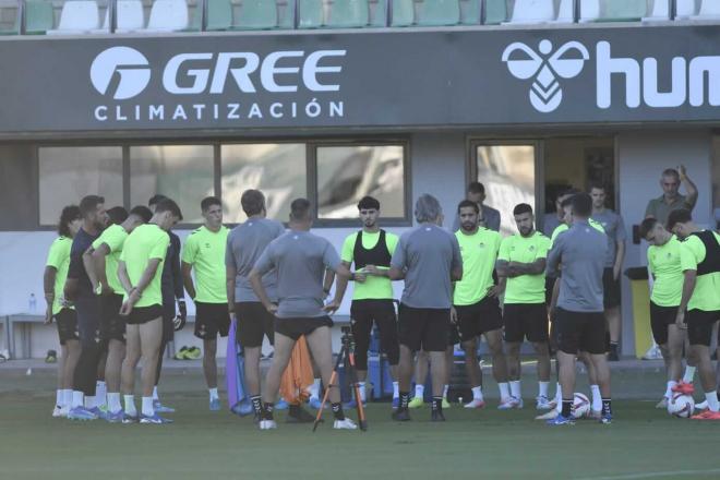 Manuel Pellegrini con sus futbolistas (foto: Kiko Hurtado).