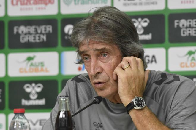 Manuel Pellegrini, durante la rueda de prensa (foto: Kiko Hurtado).