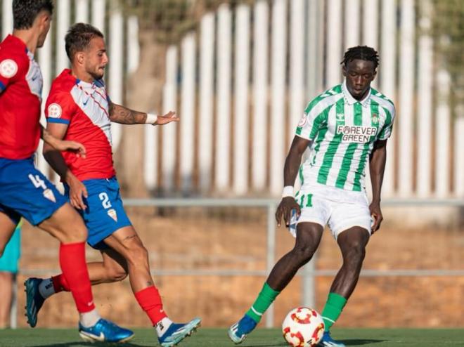 El bético Souleymane Faye con la pelota (foto: Cantera Betis).