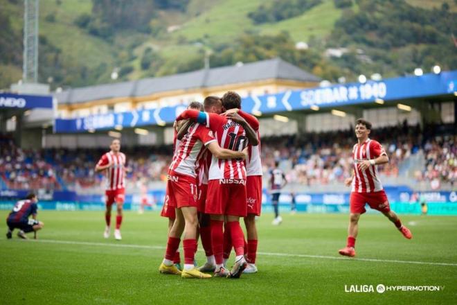 Los jugadores del Sporting celebran el gol en propia del Eibar en Ipurua (Foto: LALIGA).