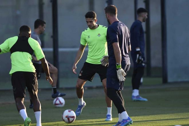 Marc Bartra en el entrenamiento de este sábado (foto: Kiko Hurtado).