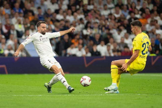 Dani Carvajal controla el balón (Foto: Cordon Press)