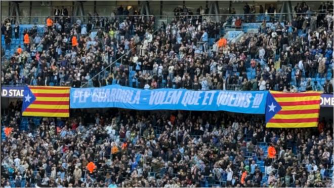 La pancarta en catalán con esteladas dedicada a Pep Guardiola en el Etihad (Foto: Cuenta 'X' Sam L