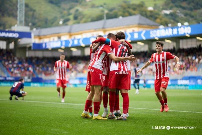 Los jugadores del Sporting celebran el segundo gol en Ipurua (Foto: LALIGA).