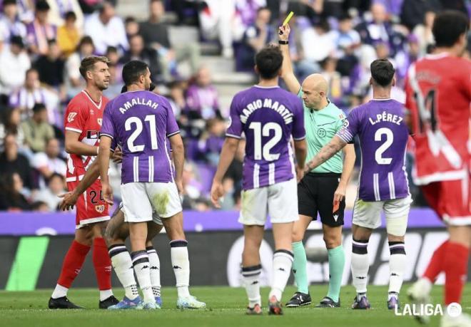 González Fuertes muestra una amarilla (Foto: LALIGA).