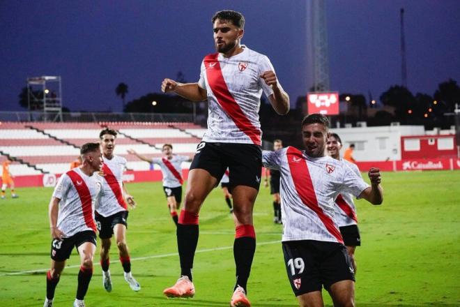 Los jugadores del Sevilla Atlético celebran el gol (foto: Cantera SFC).