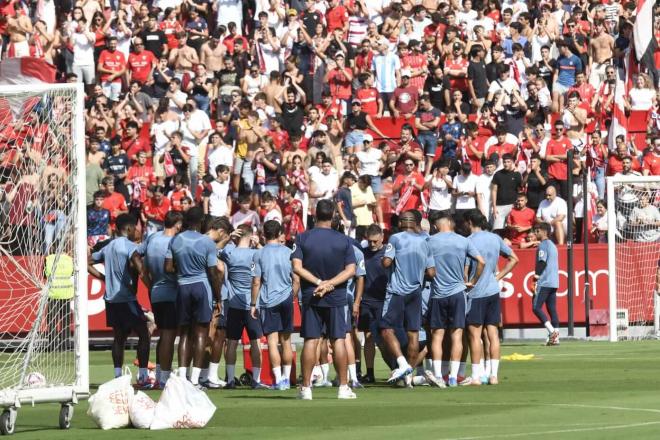 Entrenamiento del Sevilla en el Sánchez-Pizjuán antes del derbi (FOTO: Kiko Hurtado).